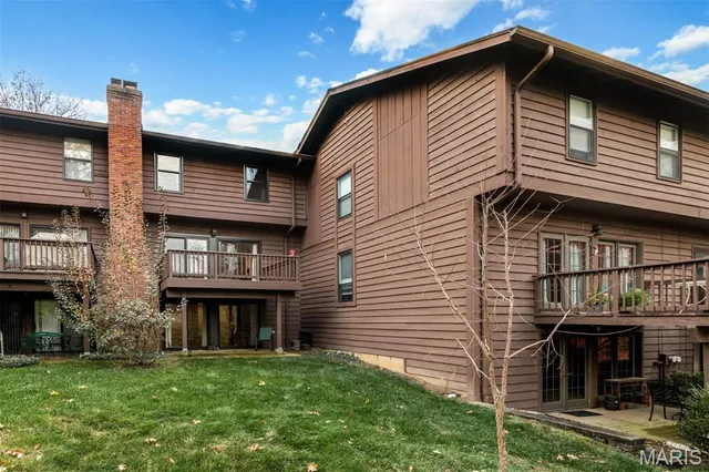 $349,000 | 2005 Meadowtree Lane, Kirkwood, MO 63122