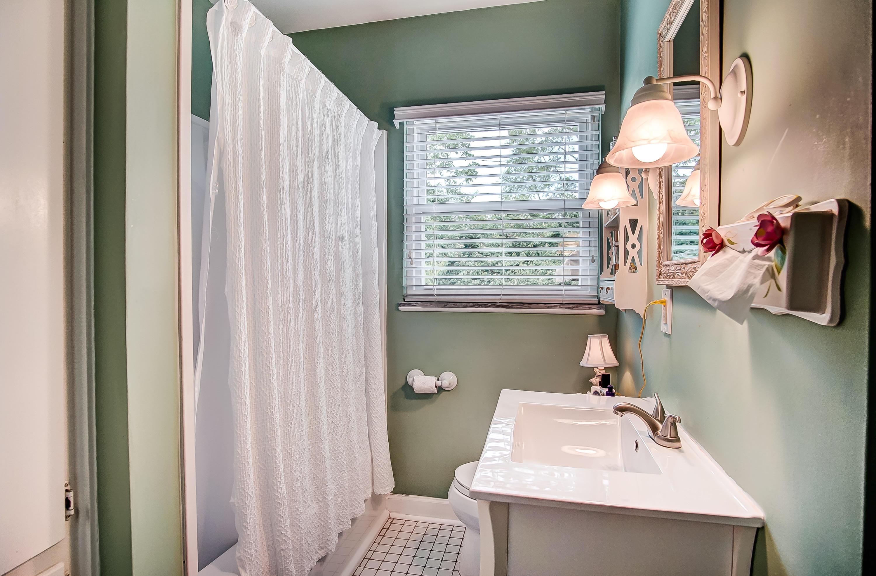 2073 Zollinger Road Columbus, OH 43221 - Photo 14 of 24 Full Bath