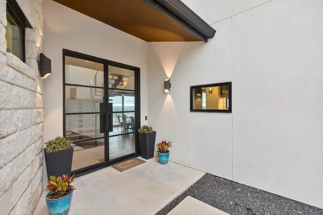 a view of livingroom with furniture