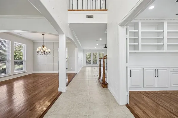 a view of a livingroom with wooden floor and closet