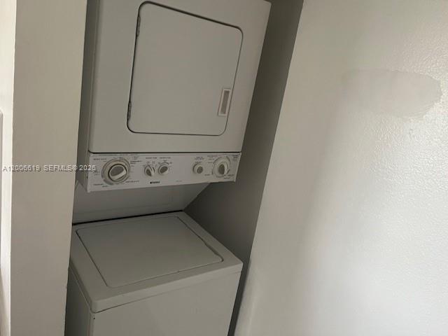 15231 Southwest 80th Street, Unit 503 Miami, FL 33193 - Photo 3 of 9 a utility room with dryer and washer