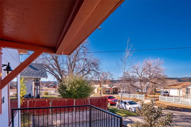 a picture of a bench in a white house