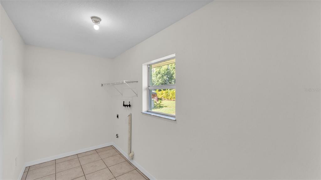 4515 Starfish Avenue Sebring, FL 33870 - Photo 21 of 38 an empty room with windows and mirror
