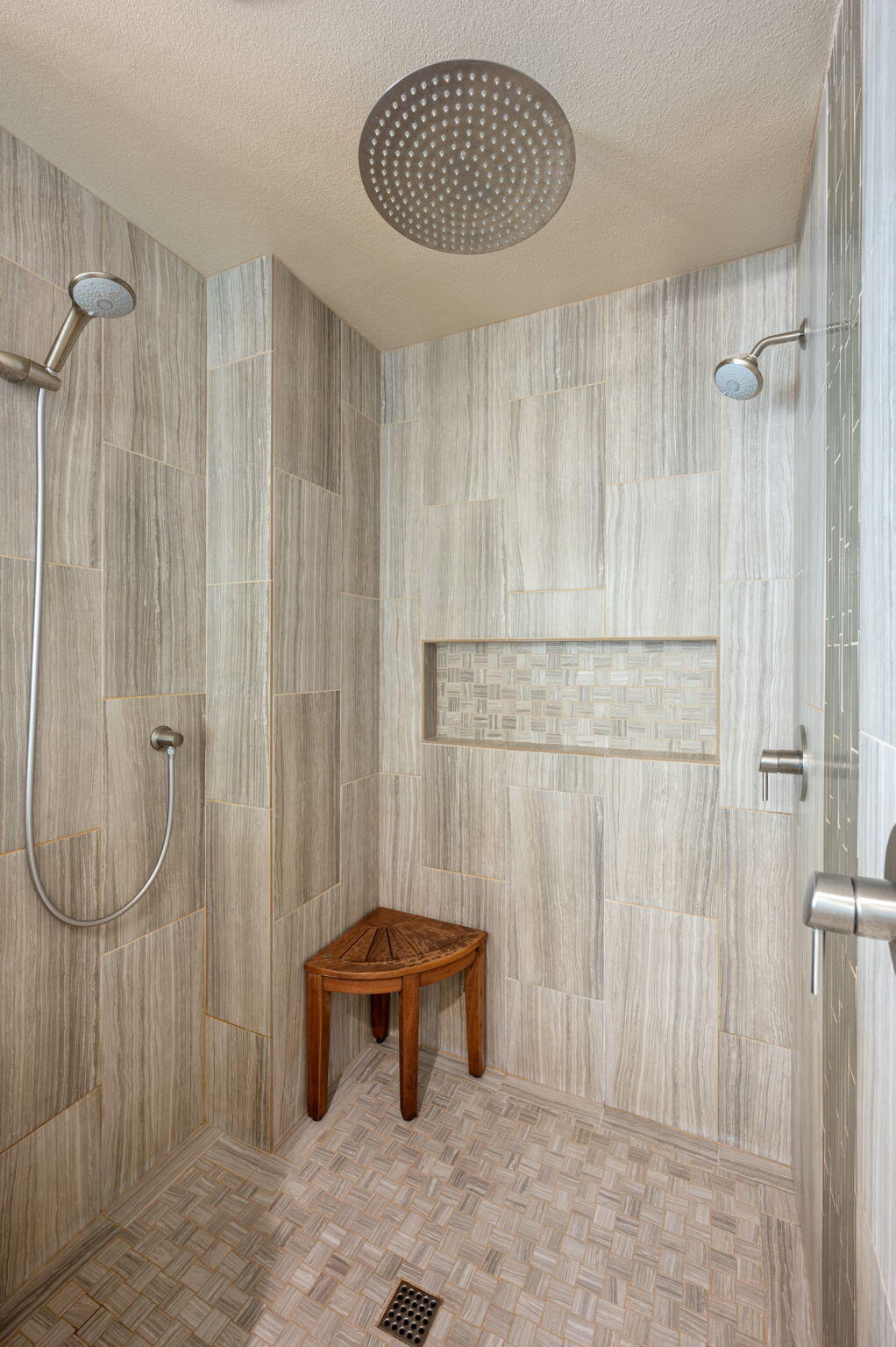 16938 Quartz Hill Road Bend, OR 97707 - Photo 14 of 52 a bathroom with a shower