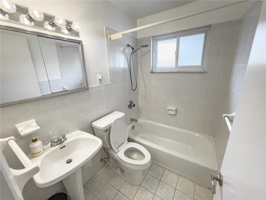 411 Colonial Drive Monroeville, PA 15146 - Photo 21 of 39 a bathroom with a sink a toilet and bathtub