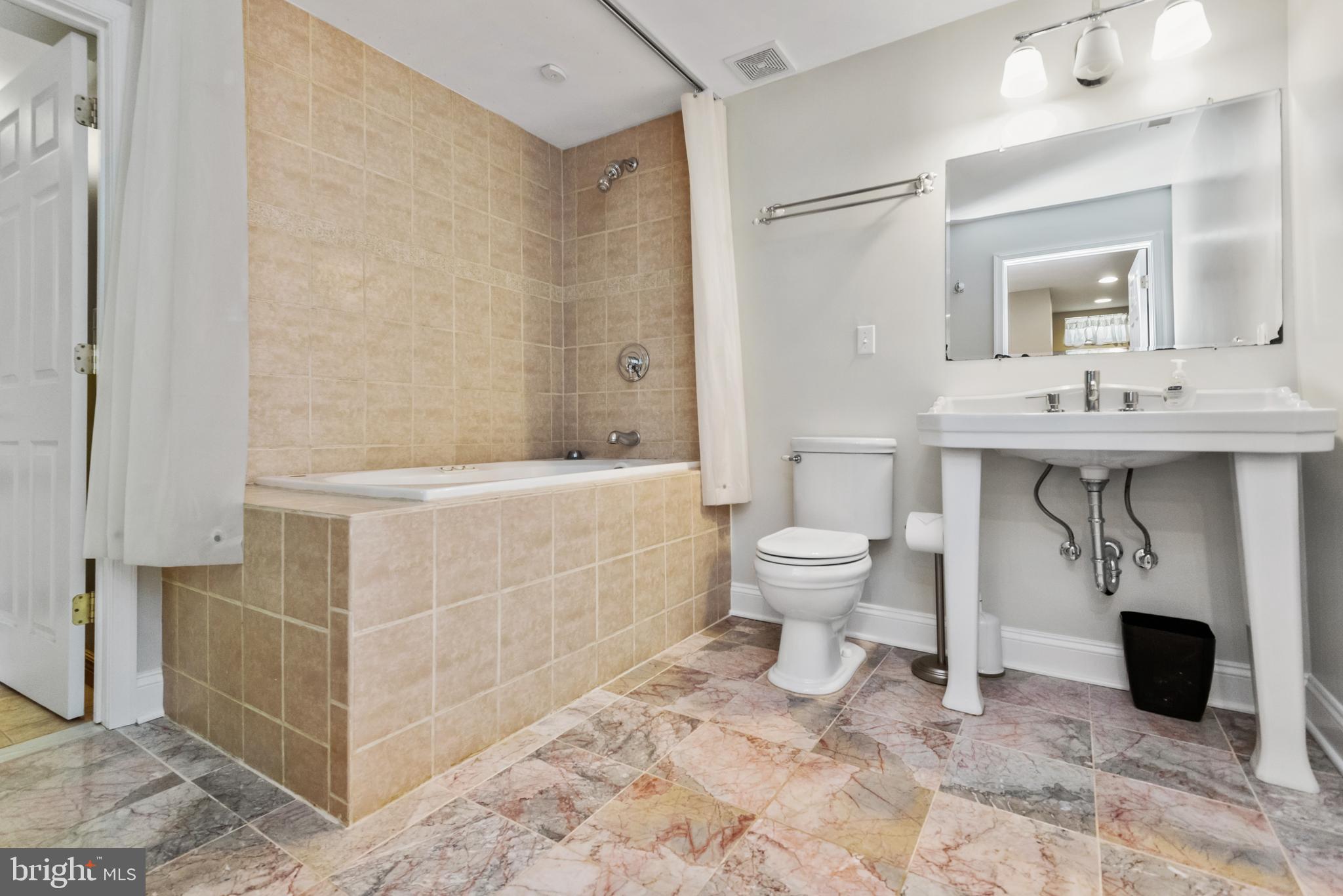 7746 Rotherham Drive Hanover, MD 21076 - Photo 19 of 27 Spacious 3rd bath with jucuzzi tub