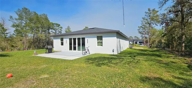 a view of a house with backyard and garden