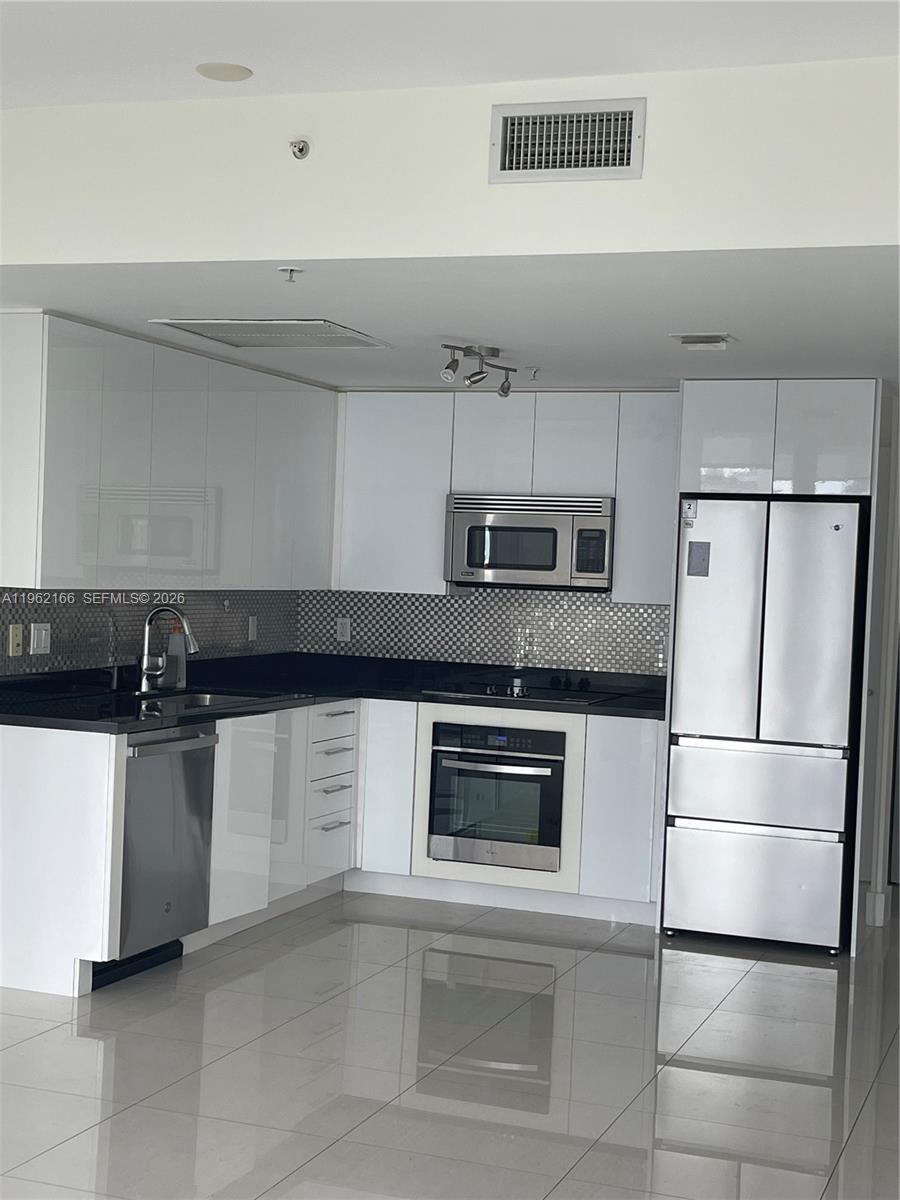 92 Southwest 3rd Street, Unit 3203 Miami, FL 33130 - Photo 7 of 38