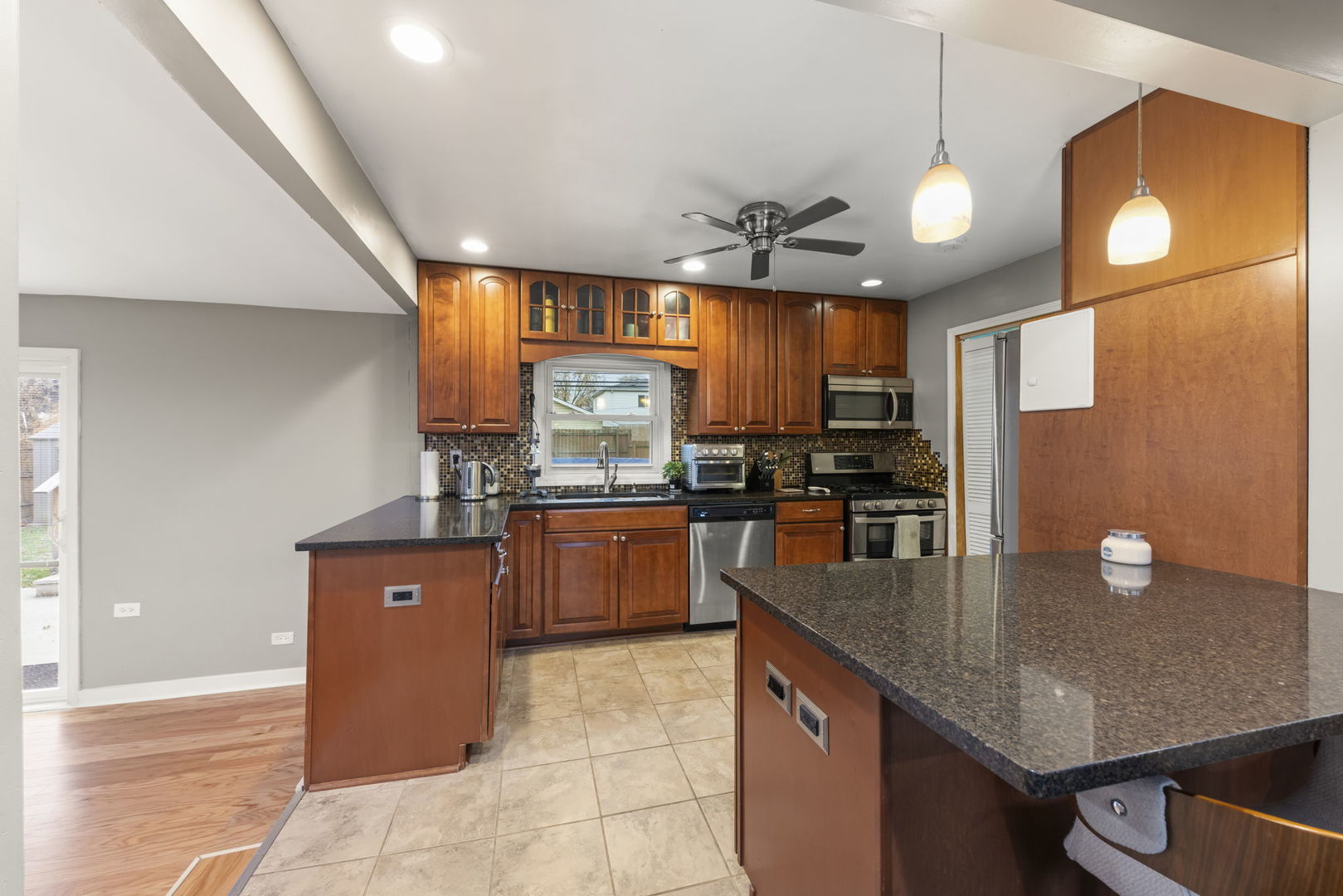 6017 Birmingham Street Chicago Ridge, IL 60415 - Photo 7 of 37