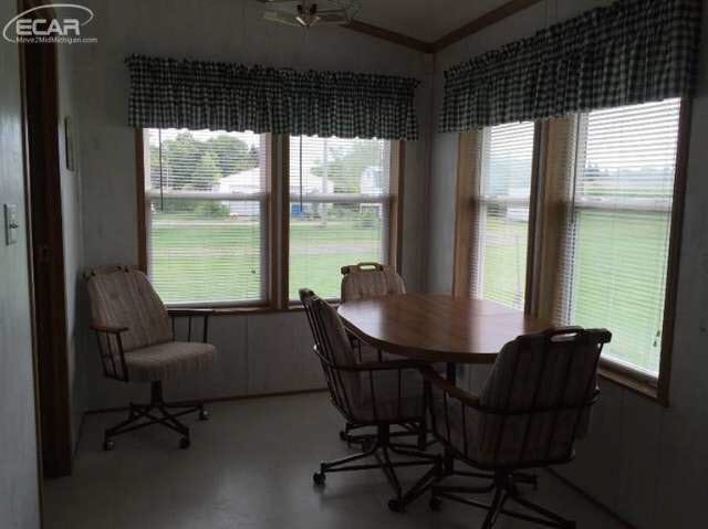 5067 Cook Road Swartz Creek, MI 48473 - Photo 9 of 13 20447025-8.JPG