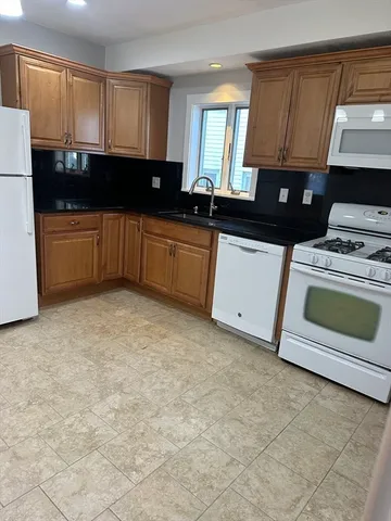 $2,700 | 698 Main Street, Unit 1, Wakefield, MA 01880