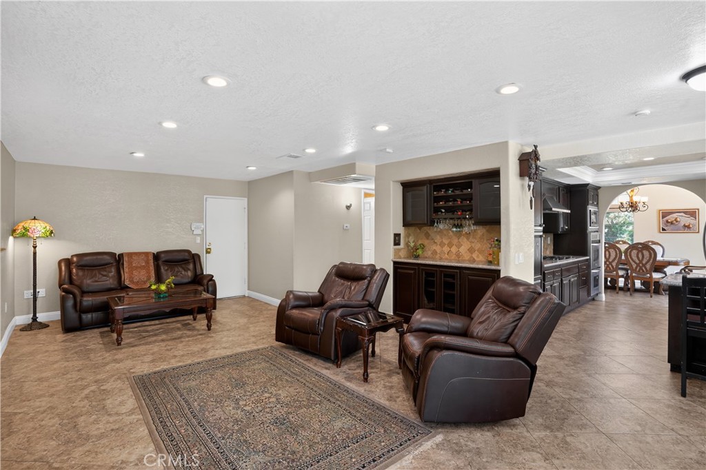 2081 Country Hills Lane Riverside, CA 92503 - Photo 9 of 25