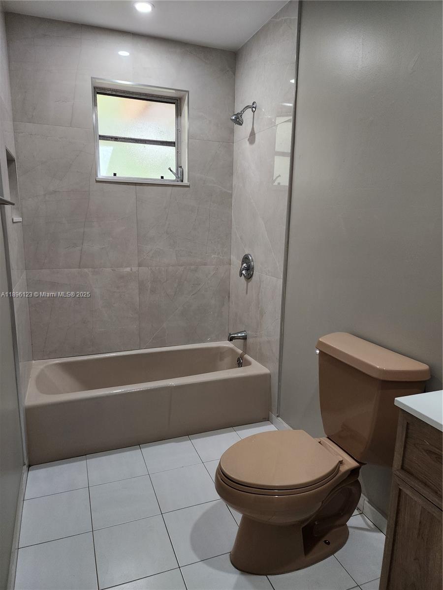 74 East 17th Street, Unit 70 Hialeah, FL 33010 - Photo 38 of 38 a bathroom with a toilet a sink and bathtub
