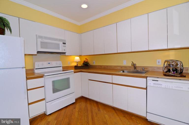 4816 Hampden Lane, Unit R3 Bethesda, MD 20814 - Photo 4 of 10 Kitchen