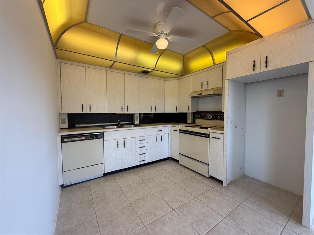 3022 Ainslie Drive, Unit 3022 Boca Raton, FL 33434 - Photo 4 of 29 a kitchen with stainless steel appliances granite countertop a stove and a sink