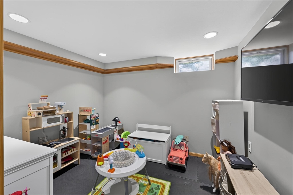 403 Valley Road New Bedford, MA 02745 - Photo 25 of 41