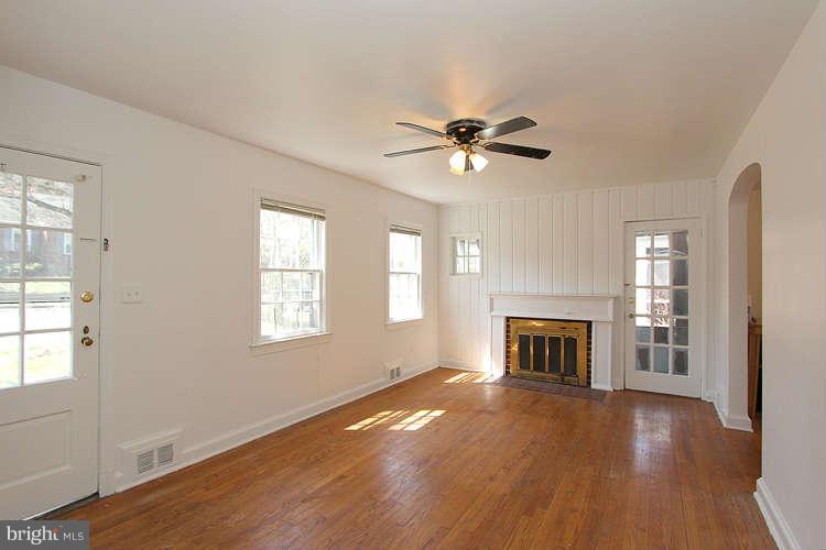 405 Thayer Place Silver Spring, MD 20910 - Photo 4 of 20 Living Room2