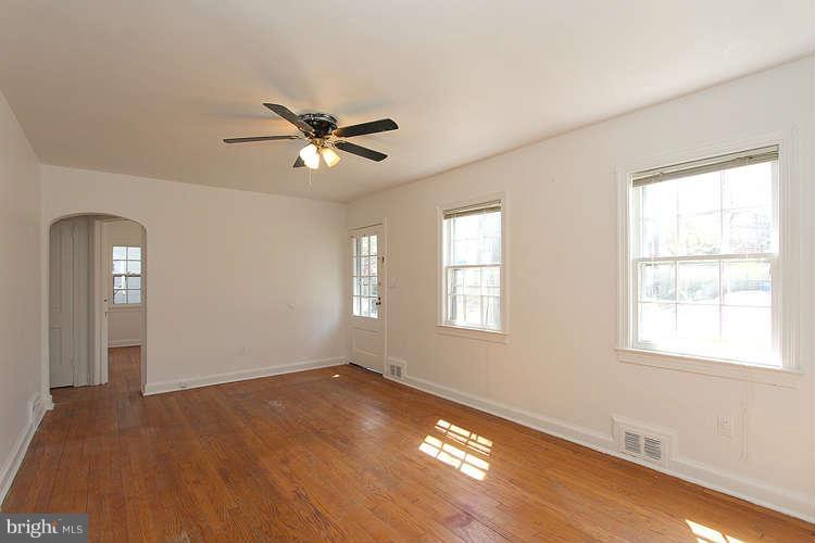 405 Thayer Place Silver Spring, MD 20910 - Photo 5 of 20 Living Room3