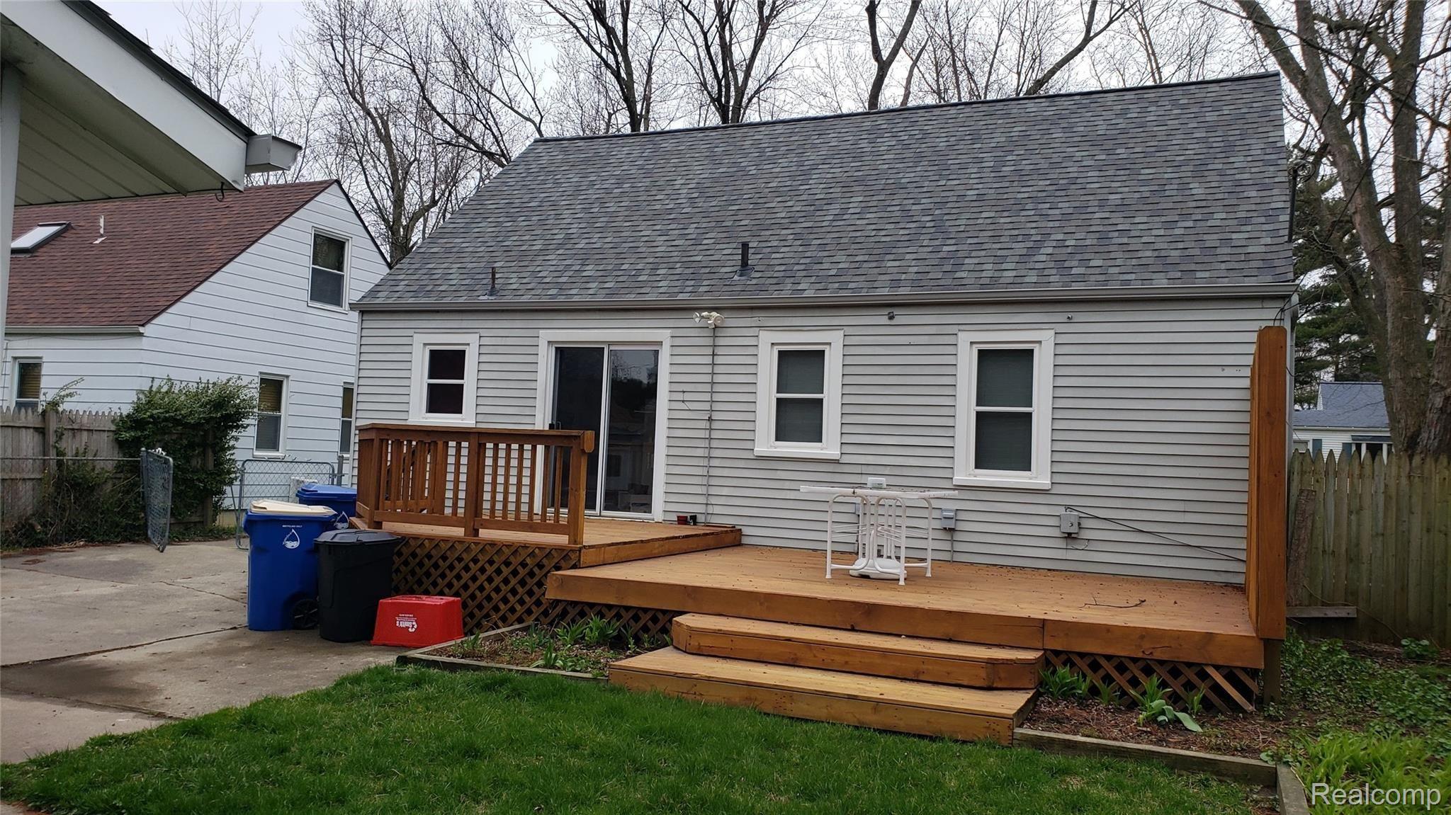 326 Dover Road Waterford, MI 48328 - Photo 11 of 48 Multi level deck
