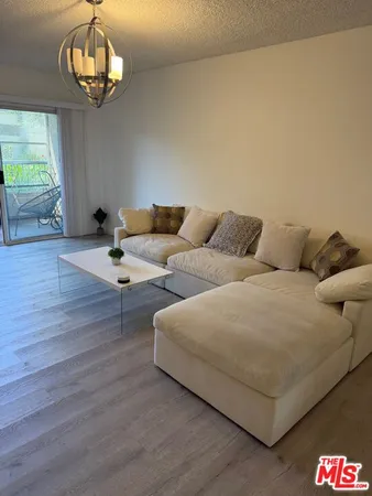 $2,000 | 18307 Burbank Boulevard, Unit 83, Tarzana, CA 91356