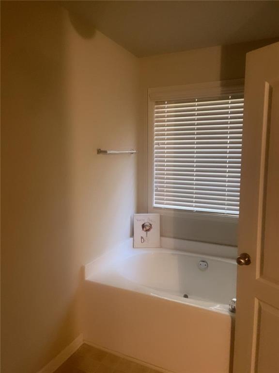 114 Crescent Woode Way Dallas, GA 30157 - Photo 18 of 25 a bathroom with a bathtub and a window