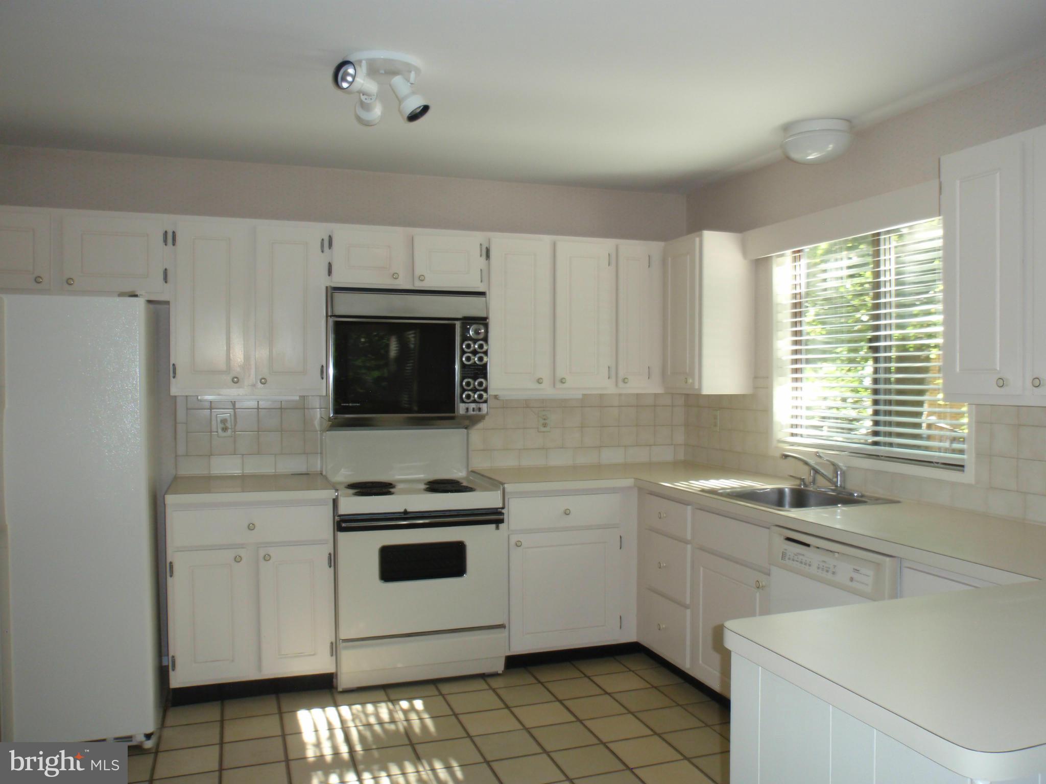 1406 Wolftrap Run Road Vienna, VA 22182 - Photo 9 of 30 Kitchen