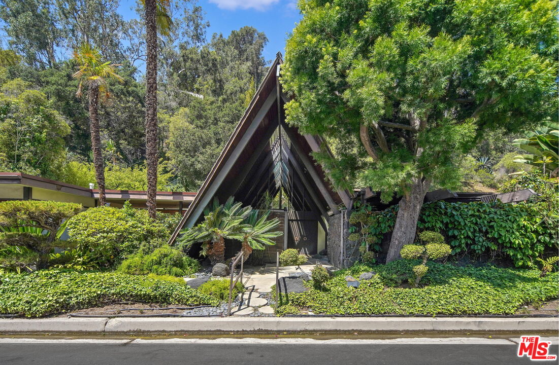 1335 Shadybrook Drive Beverly Hills, CA 90210 - Photo 2 of 39 a backyard of a house with lots of green space