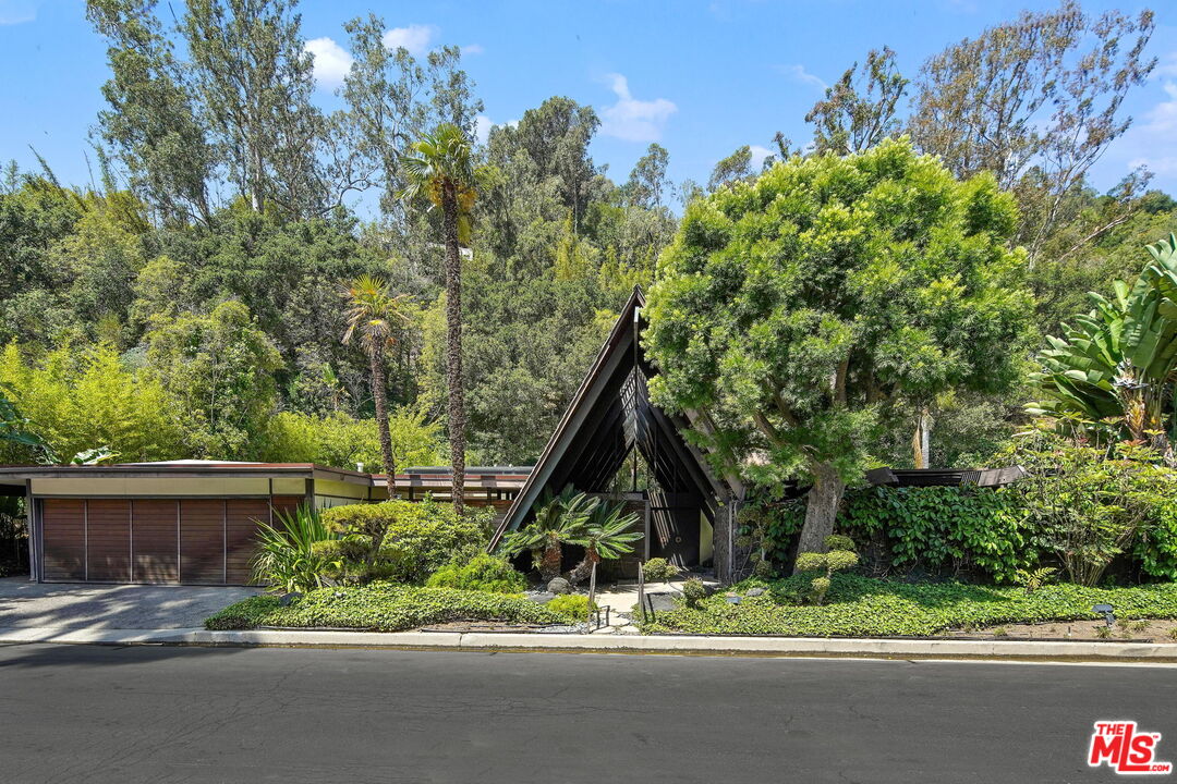 1335 Shadybrook Drive Beverly Hills, CA 90210 - Photo 39 of 39 a front view of a house with a yard