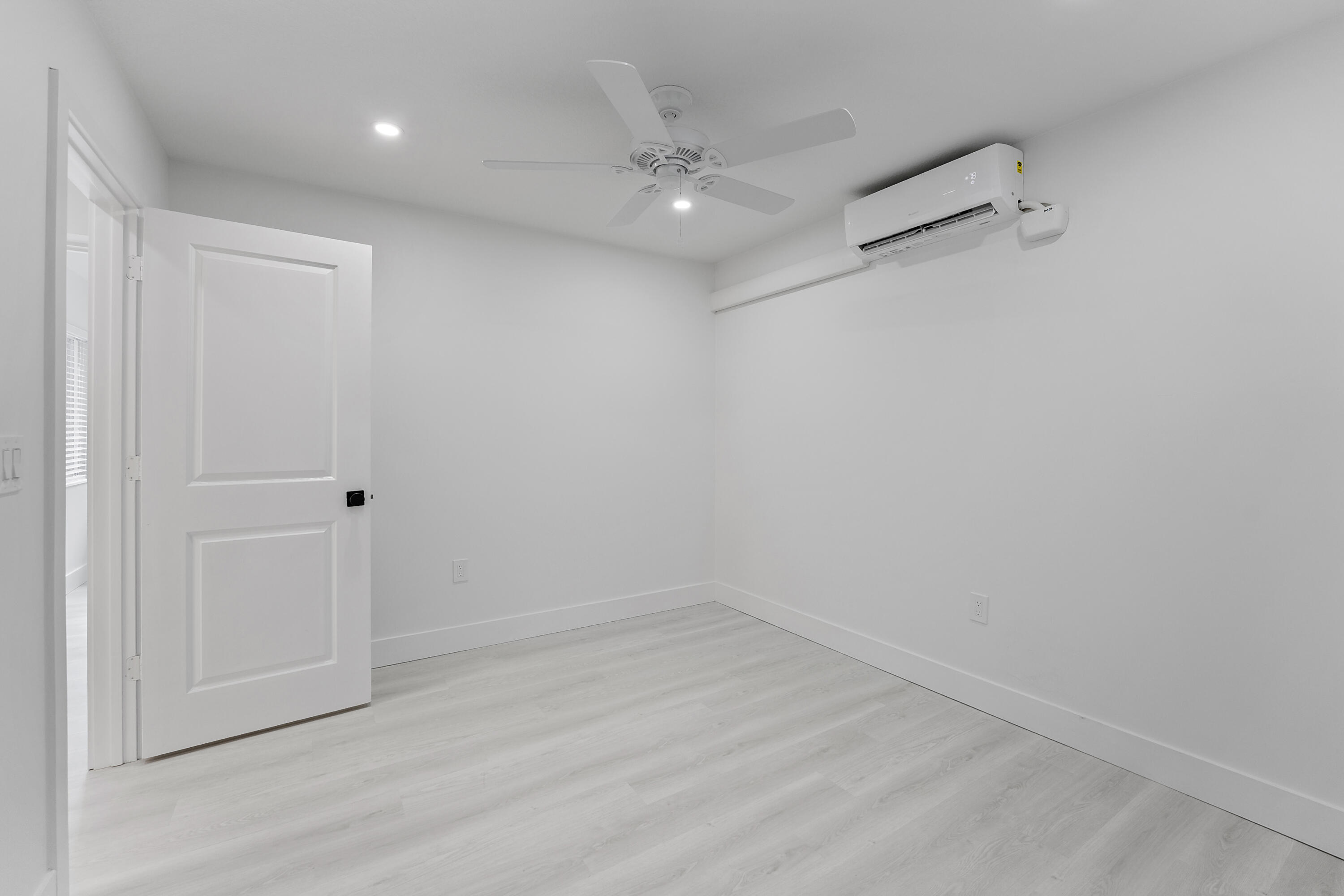 1279 Beach Road, Unit 3 West Palm Beach, FL 33404 - Photo 24 of 27 34-DSC09131