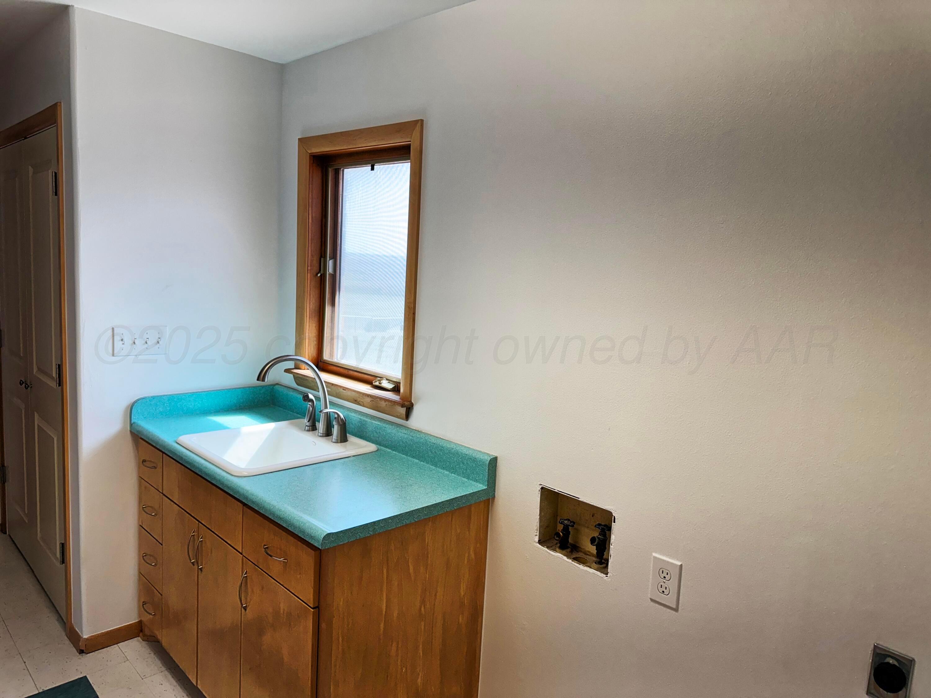 12885 Highway 83 Perryton, TX 79070 - Photo 19 of 40 a bathroom with a sink and a mirror