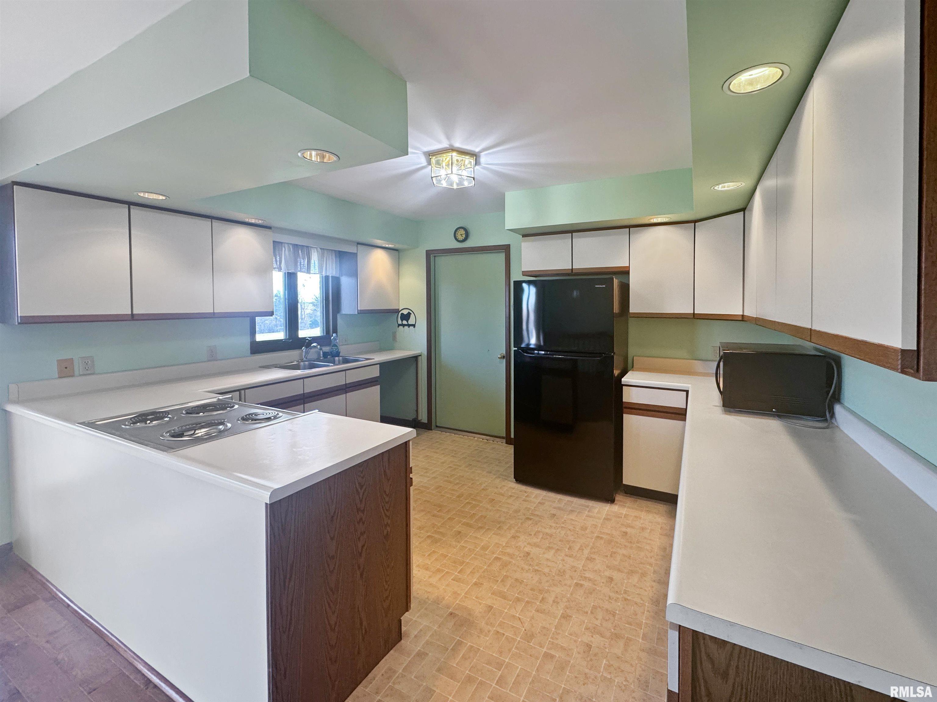 972-910 910 E Street Mount Sterling, IL 62353 - Photo 3 of 20