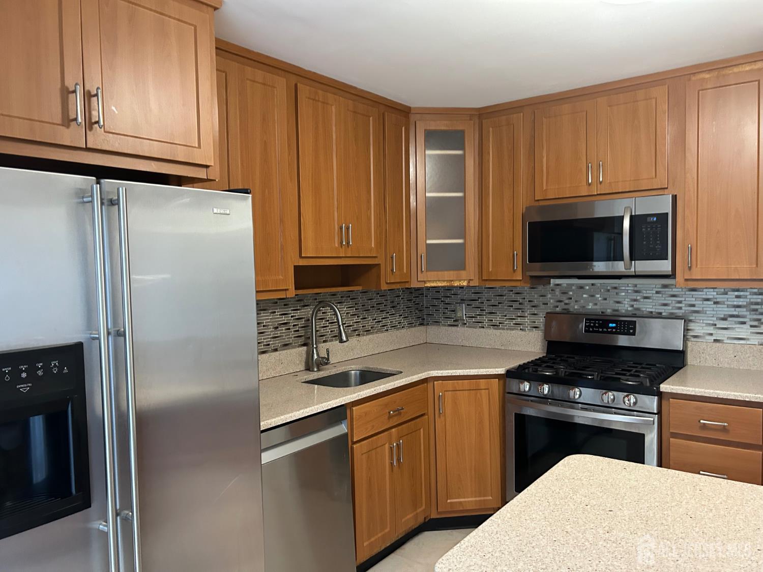 28 Renaissance Lane New Brunswick, NJ 08901 - Photo 2 of 12