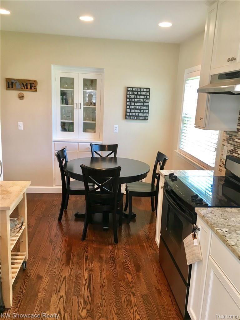 984 Cambridge Road Berkley, MI 48072 - Photo 9 of 33 9.jpeg