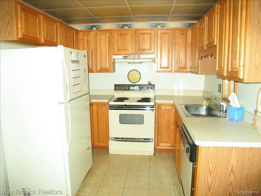 1533 Surrey Lane, Unit 8 Rochester, MI 48306 - Photo 11 of 12 Newer Kitchen Cabinets