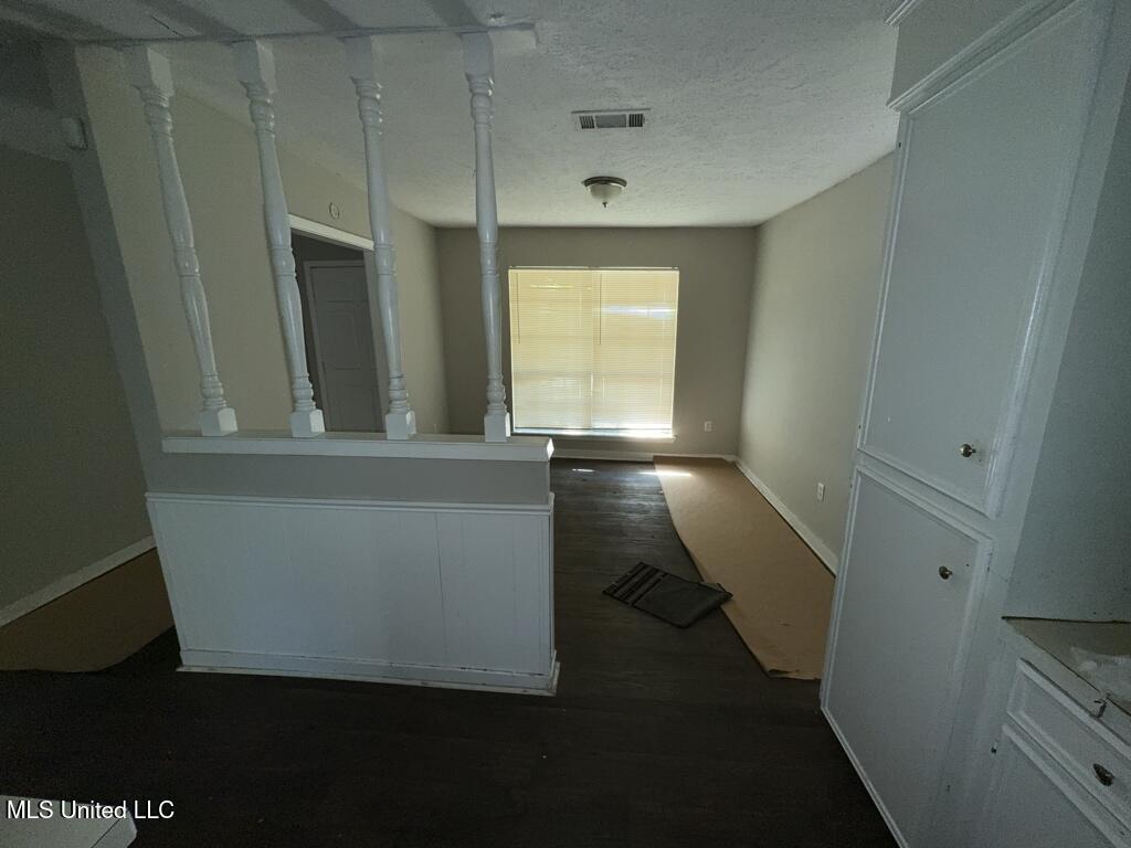 946 North Valley Falls Road Jackson, MS 39212 - Photo 3 of 9 2024_11_21_10_59_43