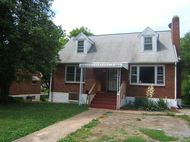 3008 Cove Road Roanoke, VA 24017 - Photo 2 of 18 front