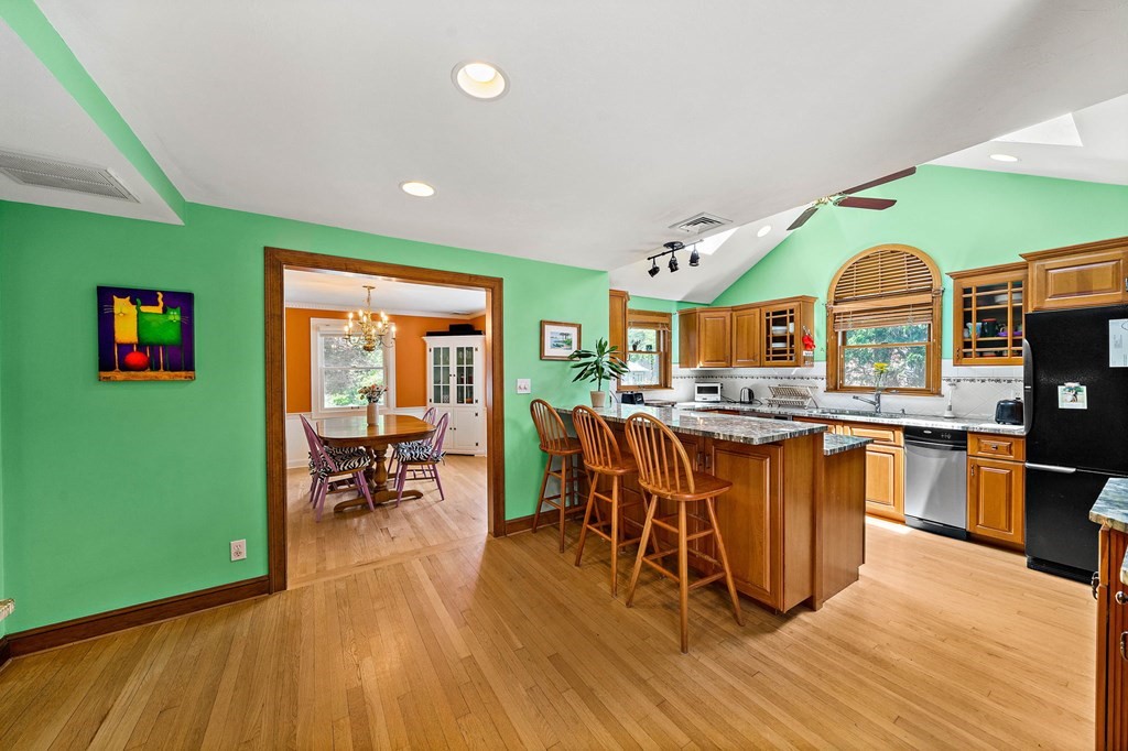 27 Yerxa Road Arlington, MA 02474 - Photo 3 of 36