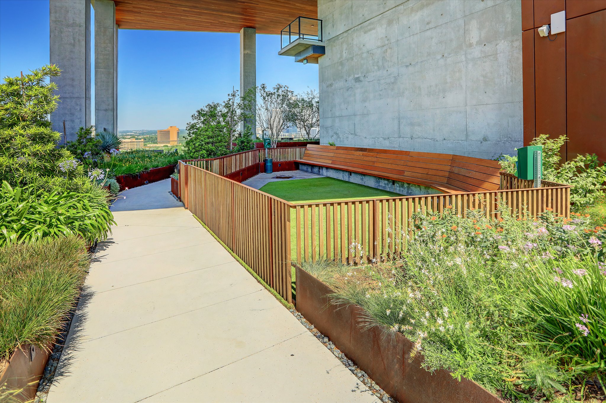 70 Rainey Street, Unit 1405 Austin, TX 78701 - Photo 27 of 31 a view of a backyard with plants