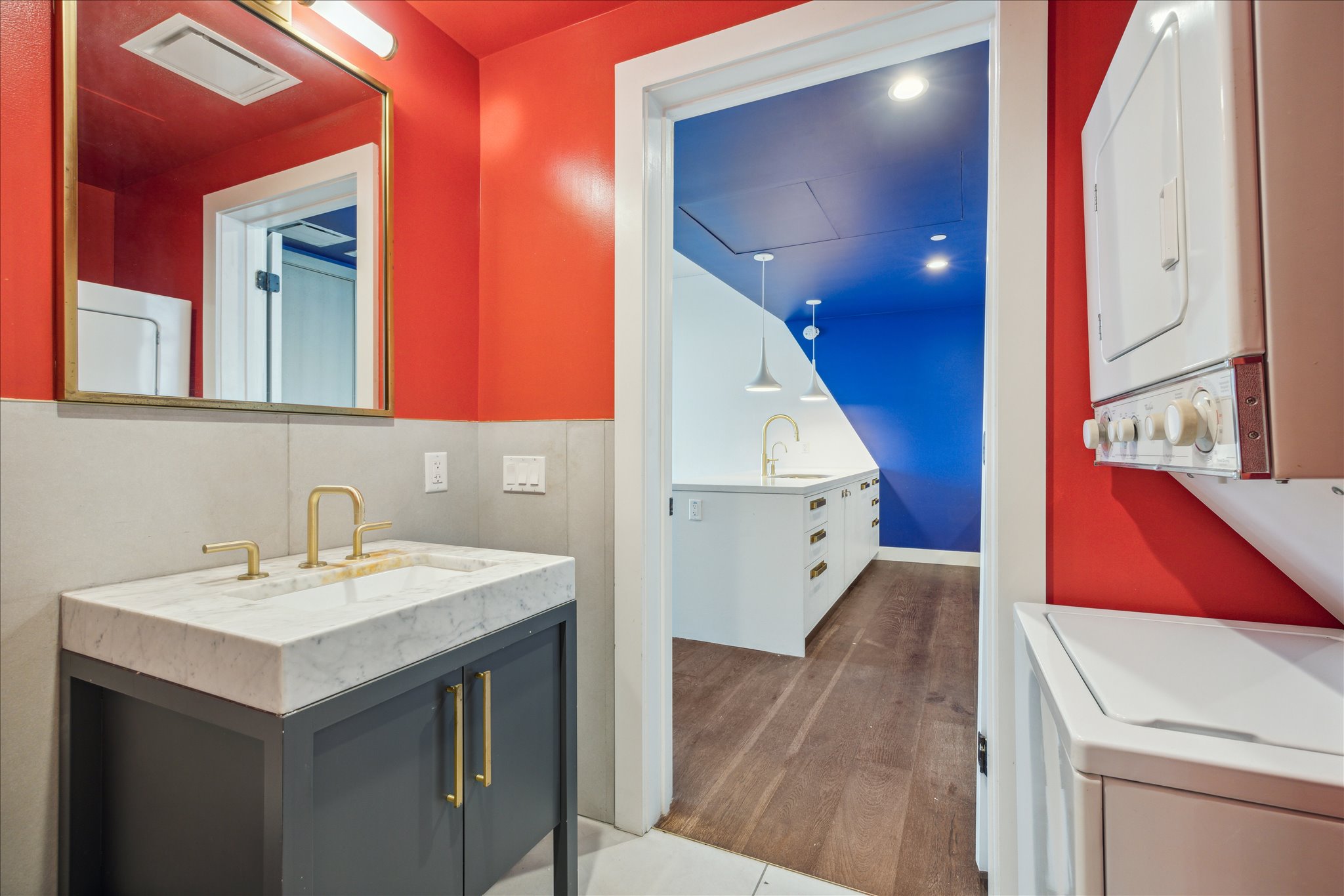 70 Rainey Street, Unit 1405 Austin, TX 78701 - Photo 7 of 31 a bathroom with a sink and a mirror