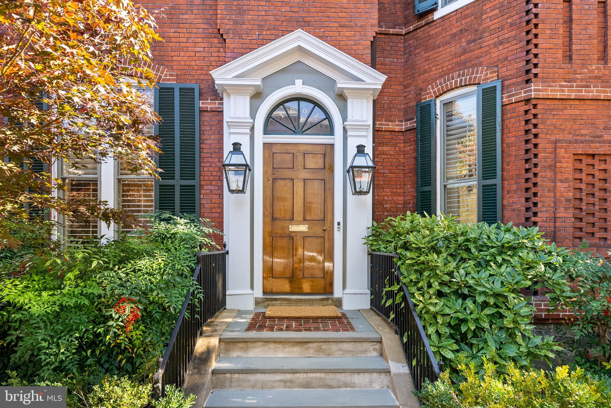 1601 28th Street Northwest Washington, DC 20007 - Photo 5 of 29 a front view of a house with a garden