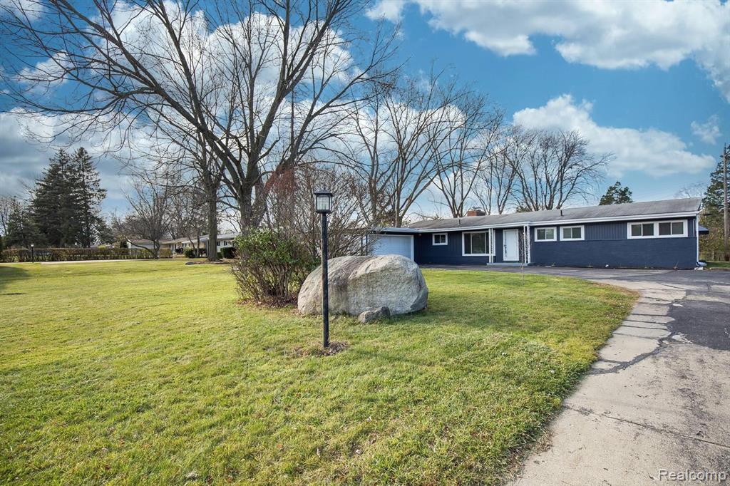 32315 Middlebelt Road Farmington Hills, MI 48334 - Photo 2 of 24