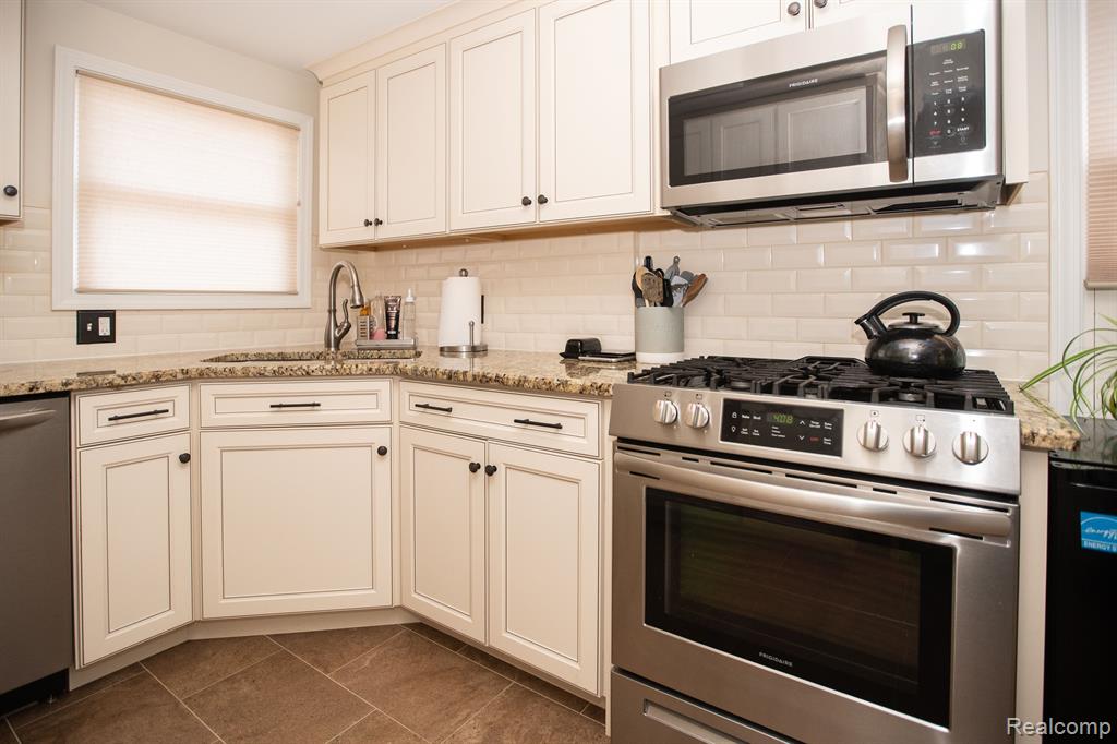 8385 Harding Center Line, MI 48015 - Photo 9 of 17