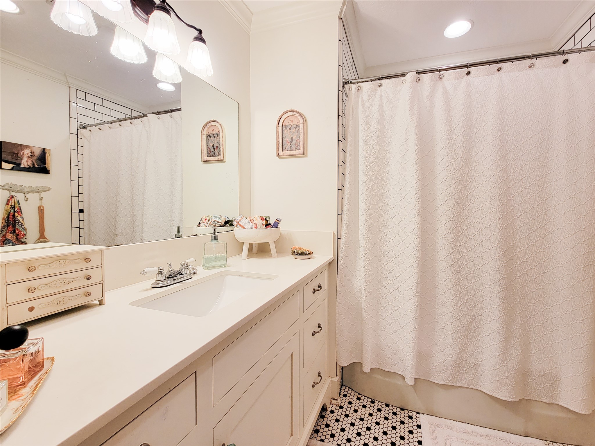 505 South Jackson Street Brenham, TX 77833 - Photo 15 of 25 a bathroom with a sink and a mirror