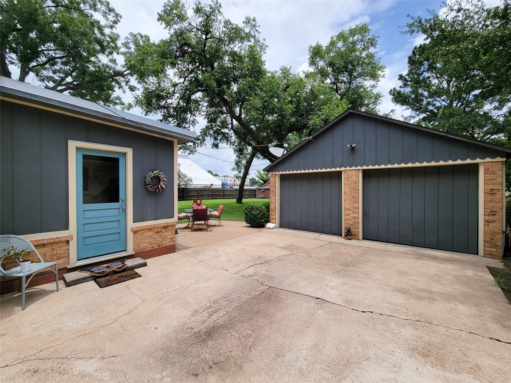 505 South Jackson Street Brenham, TX 77833 - Photo 21 of 25 a backyard of a house with table and chairs under an umbrella