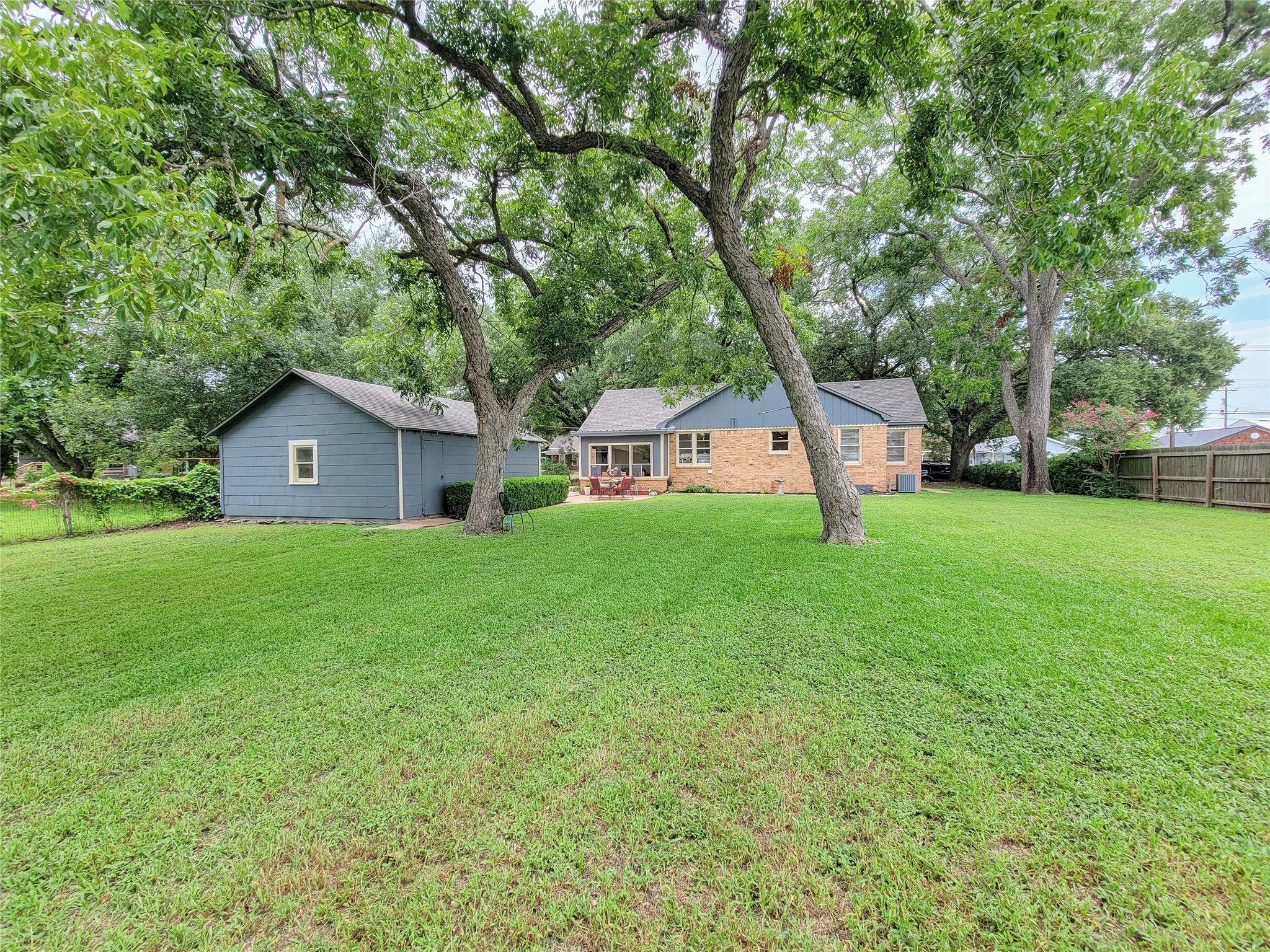 505 South Jackson Street Brenham, TX 77833 - Photo 25 of 25 a front view of a house with garden