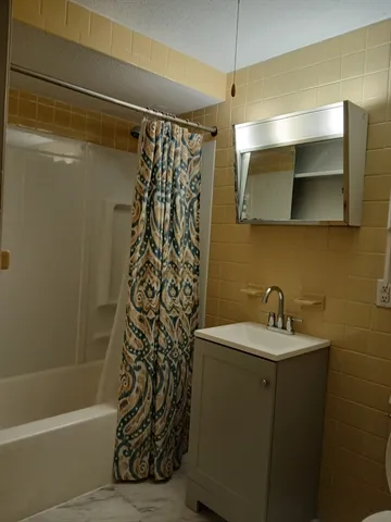 $1,050 | 180 Fulton Street, Unit 1, Fall River, MA 02720