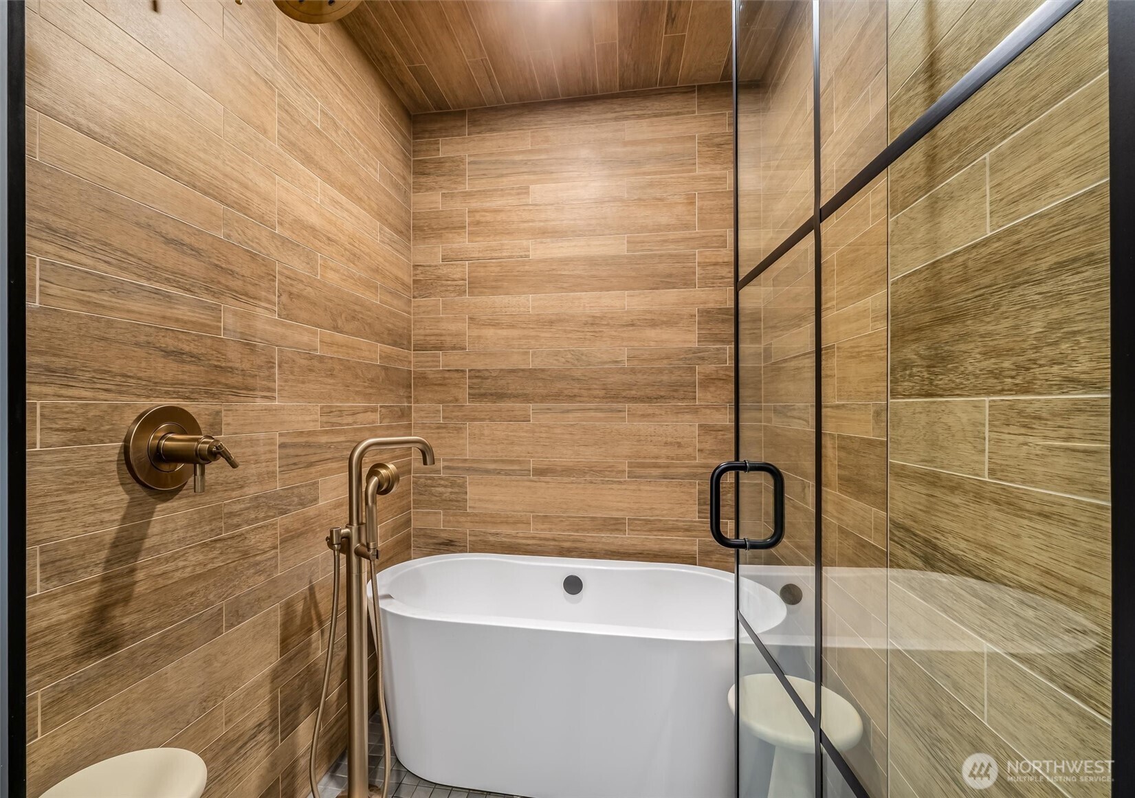 10203 47th Avenue Southwest, Unit D2 Seattle, WA 98146 - Photo 14 of 36 a bathroom with a sink and mirror