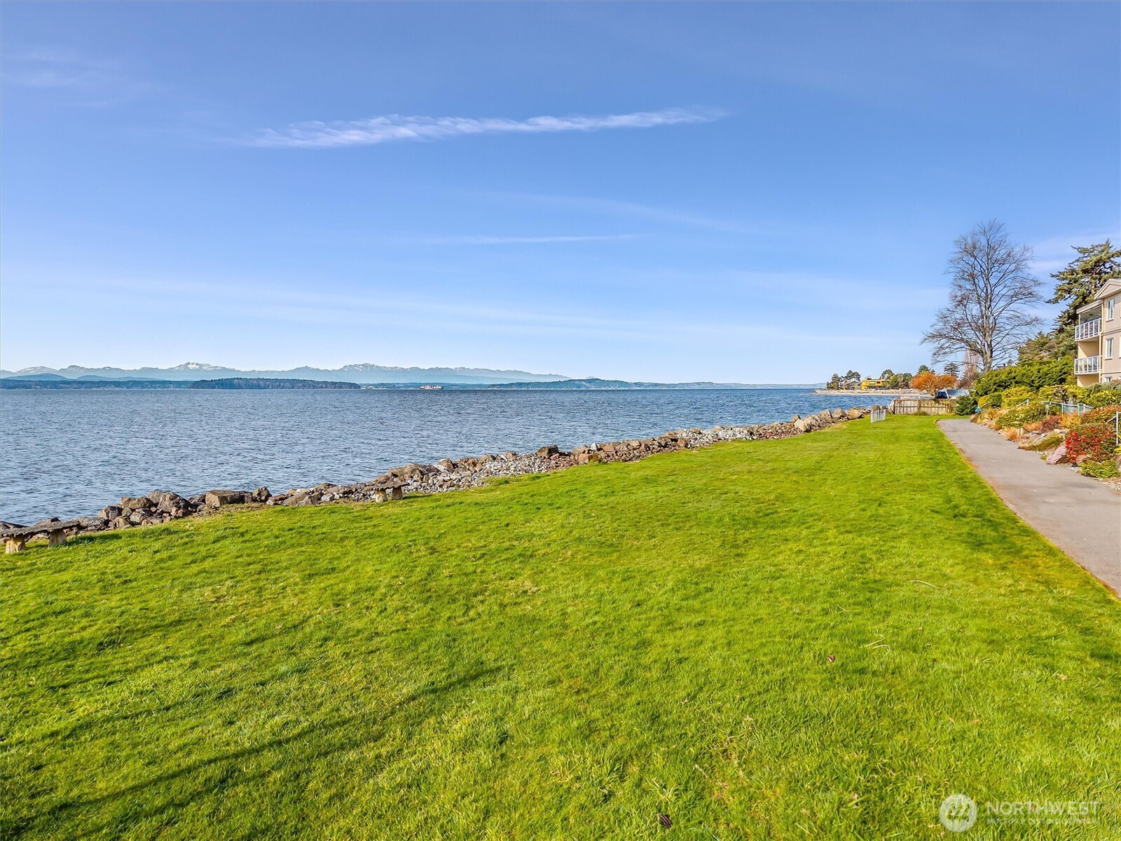 10203 47th Avenue Southwest, Unit D2 Seattle, WA 98146 - Photo 28 of 36 a view of an ocean and beach