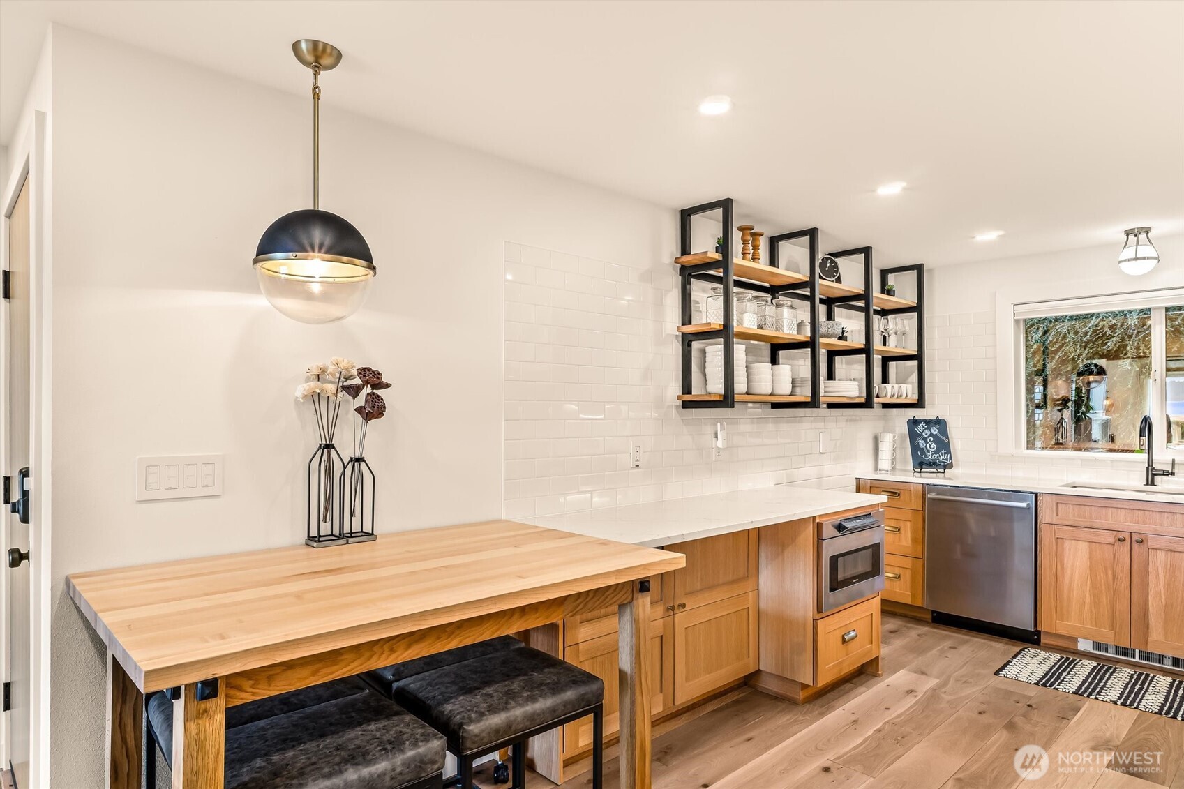 10203 47th Avenue Southwest, Unit D2 Seattle, WA 98146 - Photo 8 of 36 a room with a table and chairs