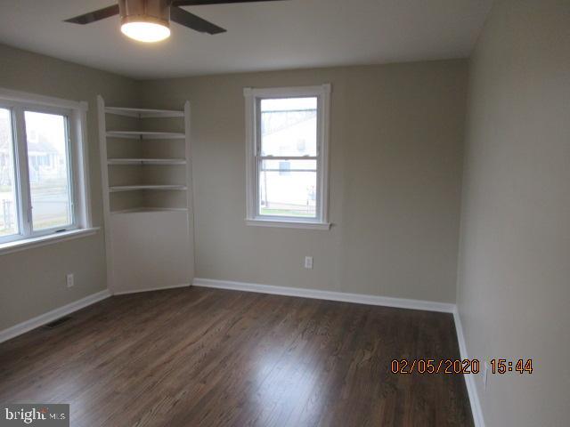 8111 Murray Point Road Baltimore, MD 21222 - Photo 5 of 11 LIVING ROOM